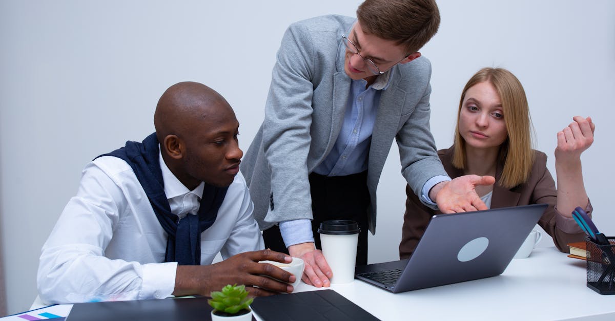 descubre las mejores prácticas para gestionar eficazmente un equipo multicultural. aprende a valorar la diversidad, a estimular la colaboración entre los miembros y a crear un ambiente de trabajo inclusivo que fomente la innovación y el rendimiento.