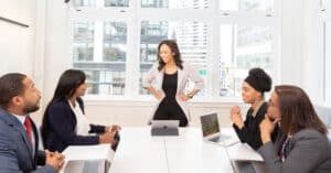 découvrez les clés du leadership efficace : inspirez, motivez et guidez votre équipe vers le succès tout en développant vos compétences en gestion et en communication.