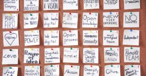 découvrez le leadership transformationnel, une approche qui inspire et motive les équipes à atteindre leur plein potentiel. explorez les caractéristiques clés, les avantages et les stratégies pour devenir un leader transformationnel efficace et favoriser un changement positif au sein de votre organisation.