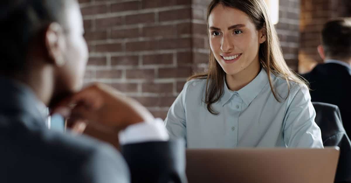 Entdecken Sie, wie Sie ein inklusives Arbeitsumfeld schaffen, das Vielfalt wertschätzt, Chancengleichheit fördert und die Zusammenarbeit innerhalb Ihres Teams anregt. Übernehmen Sie Praktiken, die sicherstellen, dass jeder Mitarbeiter respektiert und gehört wird.