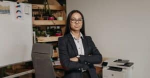 découvrez le leadership transformationnel, un style de gestion inspirant qui motive les équipes à atteindre leur plein potentiel, favorise l'innovation et transforme les organisations à travers une vision commune et des valeurs partagées.